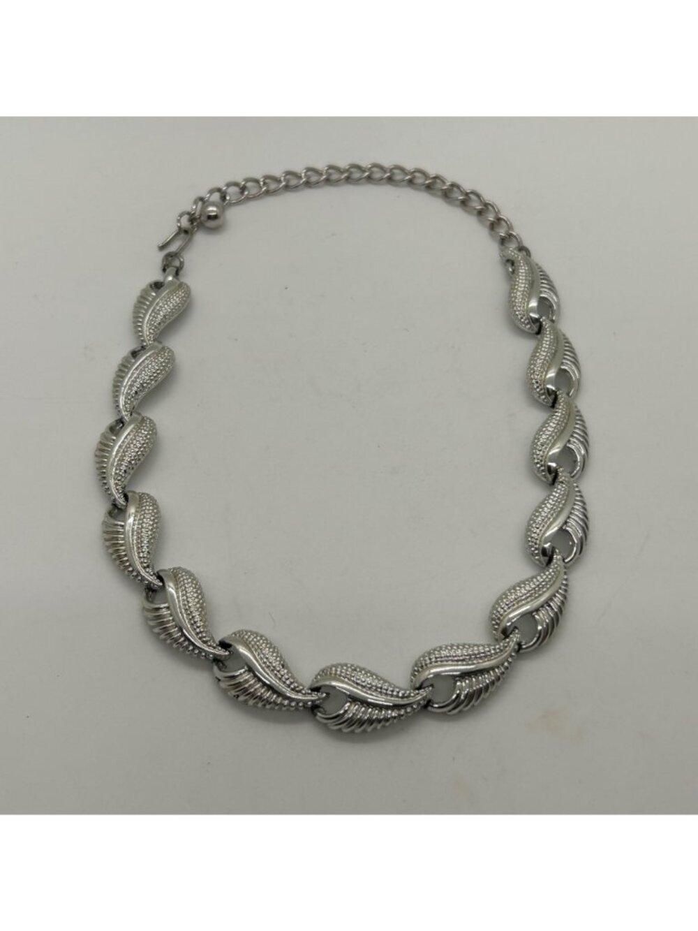 Choker Collar Necklace Silver Tone Articulated Textured Leaf Link Chain Vintage - Picture 16 of 16
